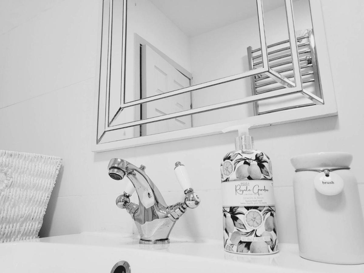 Romeo & Juliet'S With Private Parking Apartment Stratford-upon-Avon Bagian luar foto